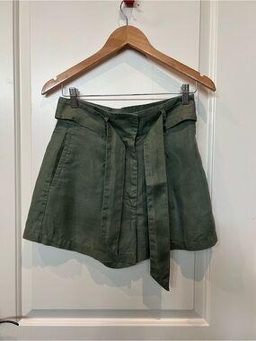 High-Waist linen shorts in Olive Green